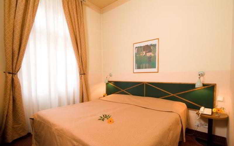 Hotel Mala Strana Прага Номер фото
